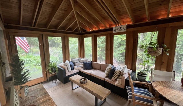 Cozy, updated 3bd home in Holderness-Squam Lake- walk to town-AC!
