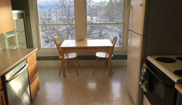 Cozy Upper Level 2 Bed Apt. - Downtown Wenatchee