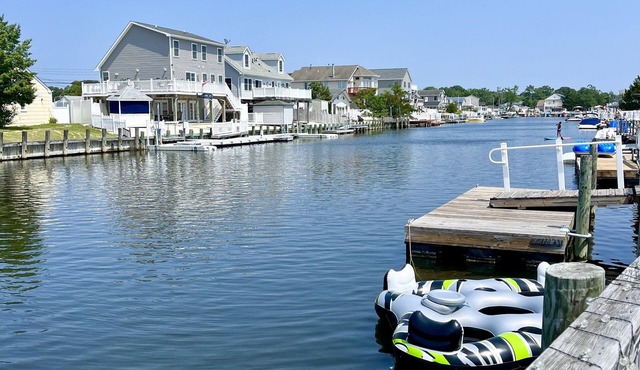 Cozy, Waterfront Cottage Near Historic Town. Hot Tub!