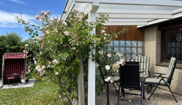 Cozy vacation home in Warwerort, 150 m to the North Sea, with garden. Free of visitor's tax
