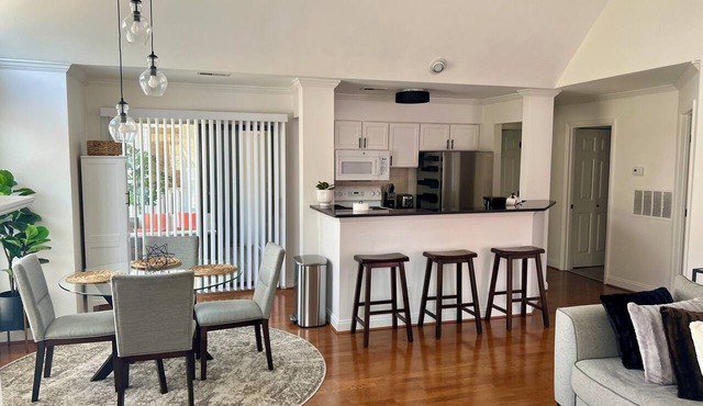 Cozy~ Vaulted Ceilings~ Midtown~ Elizabeth Condo