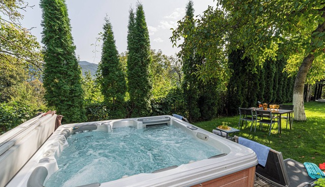 Cozy villa with jacuzzi located in the middle of nature with stunning views!
