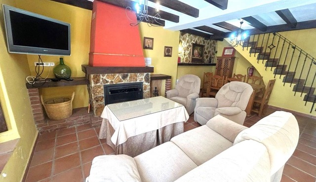 Cozy Village House in Gaucín with Fireplace and Spacious Kitchen