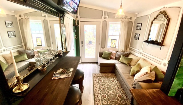 Cozy Vintage Pub Theme in a Semi-detached Apartment