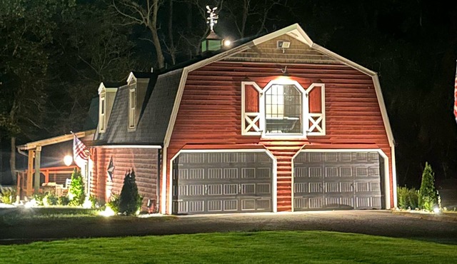 Cozy Waterfront Barn Loft in Charming Suffolk—full Kitchen, AC, WiFi