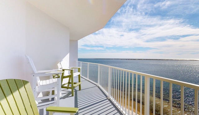 Cozy waterfront condo with pool, fitness area, balcony, & washer/dryer