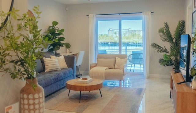 Cozy Waterfront Condo w/Pool. Near Beaches, Restaurants & Attractions