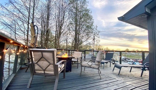 Cozy waterfront cottage in a tranquil area