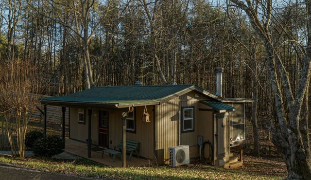Cozy Waterfront Escape near Helen & Vineyards