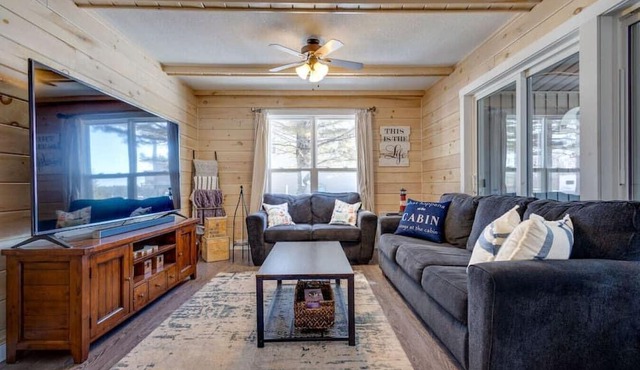 Cozy Waterfront Hideaway: 3BD with Indoor Hot tub