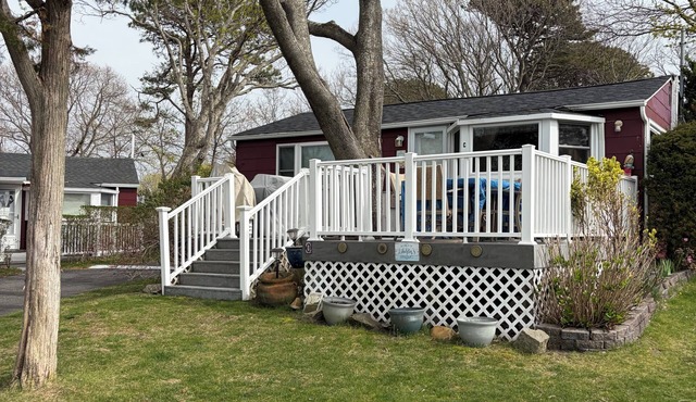 Cozy WATERFRONT Steps to Beach 2 bedroom cottage in serene Hampton Bays with AC