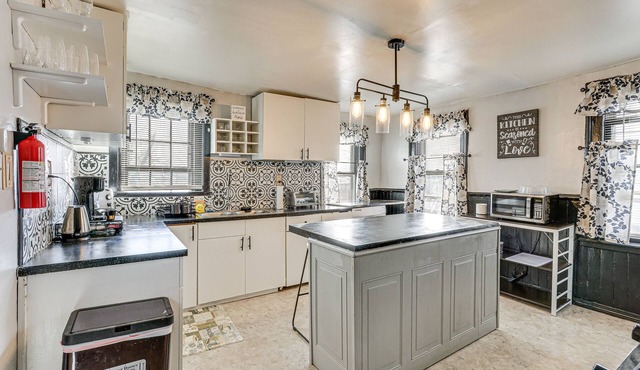 Cozy West Haven Condo w/ Views, Walk to Beach!