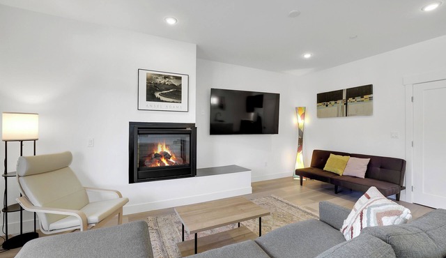 Cozy Winter Retreat-Access to Hot Tub!
