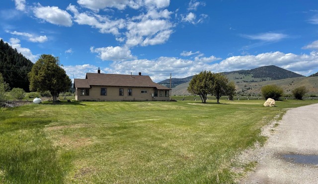 Cozy Wise River Retreat with river access, beautiful surroundings