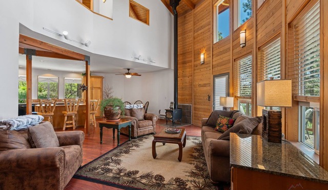 Cozy Yurt, Great Back Deck, Adventure Close!
