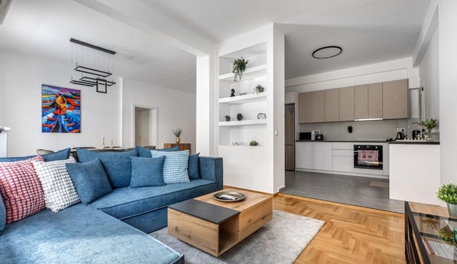 Cozyopolis - Timeless 3-BR Escape in Athens