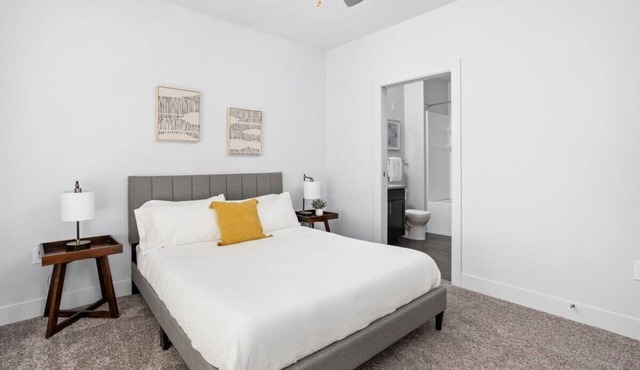 CozySuites 2BR Modern Apt near the Fashion Mall