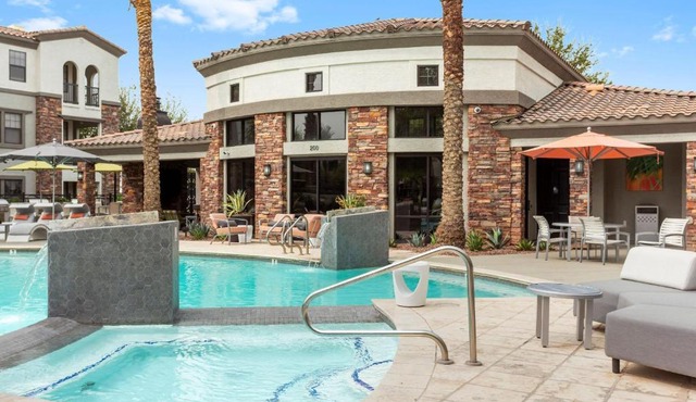 CozySuites Glendale by the stadium with pool 01
