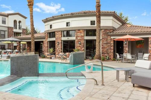 CozySuites Glendale by the stadium w pool 09