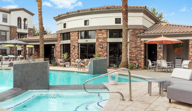 CozySuites Glendale by the stadium w/pool! 06