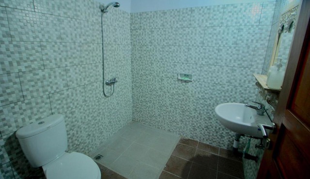 CozyVilla Near Batubolong Beach