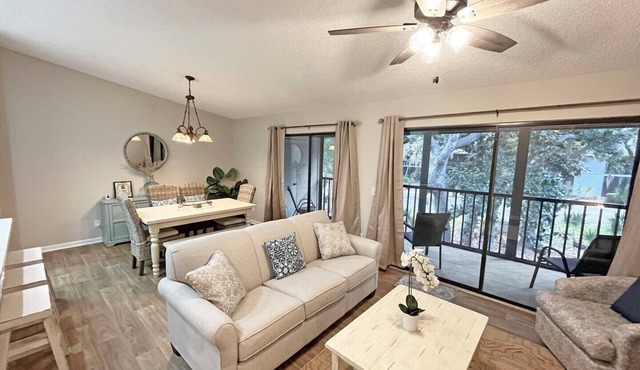 CQS 8 Navarra Ct - 2/2 Remodeled Condo with Heated Pool