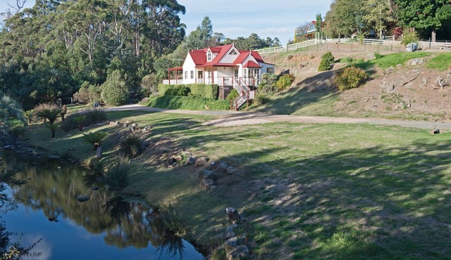 CRABTREE RIVER COTTAGES - EMILY COTTAGE -RIVERFRONT RELAXATION