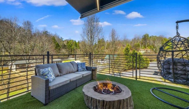 Craftsman's Cove – Brand New Luxury Cabin in the Arts & Crafts District
