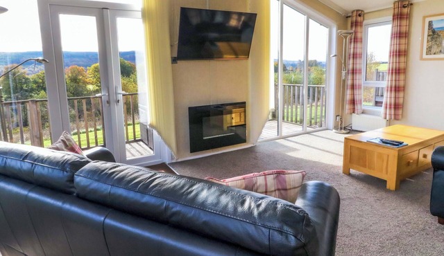 CRATHIE LODGE, family friendly, country holiday cottage in Caol