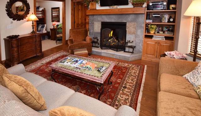 CRBC Best location, Ski In/out, Center of BC Village, Walk to Ski School & Shops