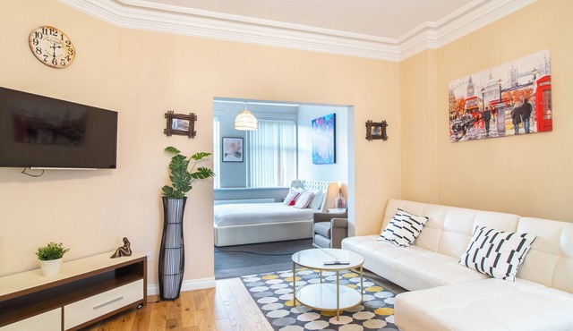 Creative & cheerful apartment by Avo in Sheffield
