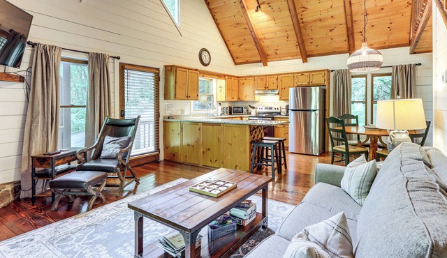 Creek Front Cabin w/Hot Tub+Fire Pit