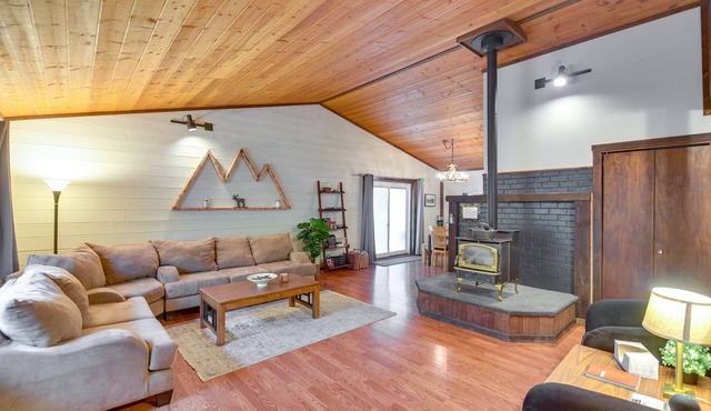 Creekside Cabin: Easy Access to i-70 & Slopes!