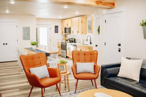 Creekside Cabins- Birch stylish stay w views