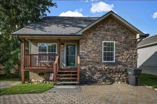 Creekside Cottage! 3BR-3BA, Every Bedroom with Private Bath!Hot Tub! Pigeon Forge