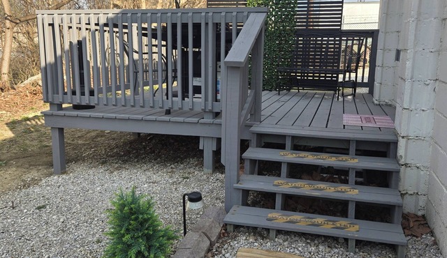Creekside Cottage. Great deck! Private!