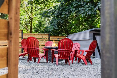 Creekside Deck Covered BBQ Fire Pit King Bed