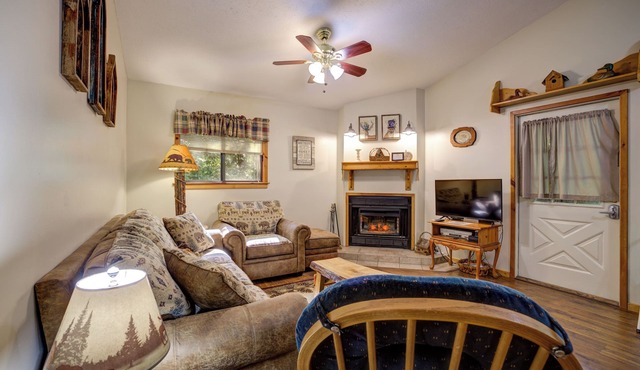 Creekside Haven - Cozy Wooded Getaway