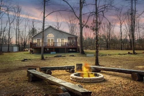 Creekside Mariposa Cottage - Hot Tub & Fire Pit