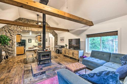 Creekside Morrison Cabin ~ 9 Mi to Red Rocks Park!