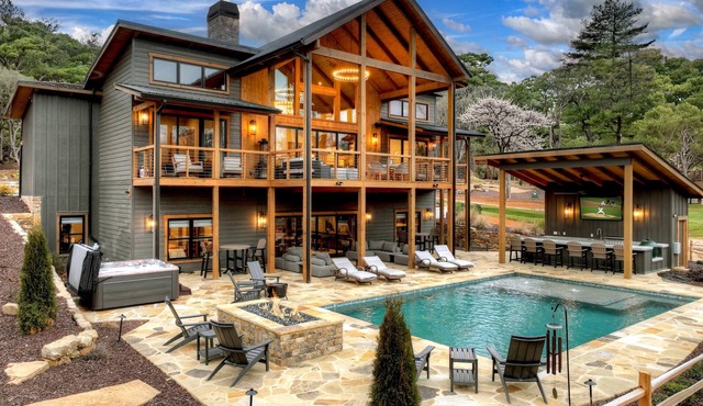 Creekside Mountain Manor|Luxury|Pool|Creek Access