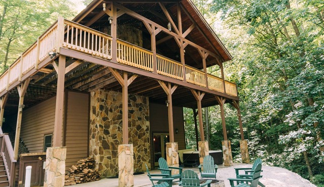 Creekside Oasis! A 3-bedroom cabin with a fantastic view in Birch Hollow.