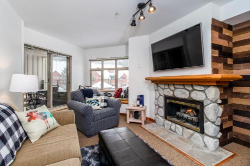 Creekside Slopeside 1BR with pool, hot tub, BBQ