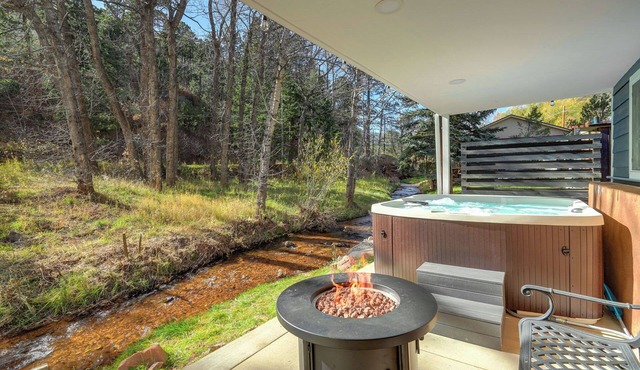 Creekside Pack Cabin with 360° Mountain Views