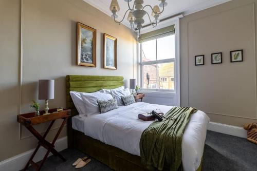 Crescent View Central & Quiet Sleeps 4