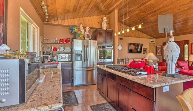 Crestline Area Escape w/ 3 Decks & Fire Pit!