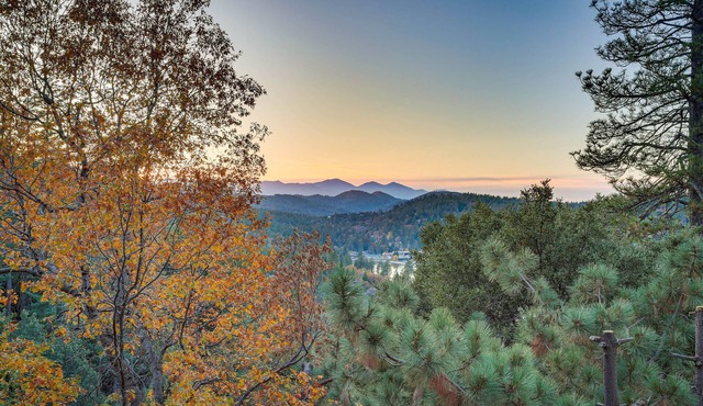 Crestline Cabin: Mountain Views & Fire Pit!