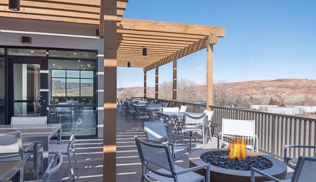 Crimson Cliffs Lodge King Suite Pool/Gym/Breakfast