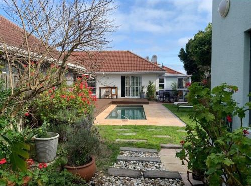 Crinum House and cottages in Bloubergstrand