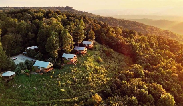 Critter Corner Cabin – Cozy Bluffside Retreat
